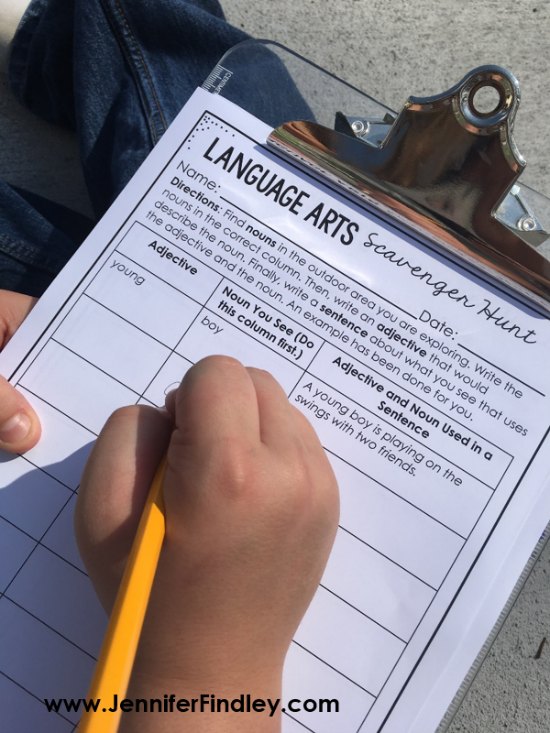 FREE language arts scavenger hunt printable! Click through to read more outdoor learning activities for grades 3-5! 